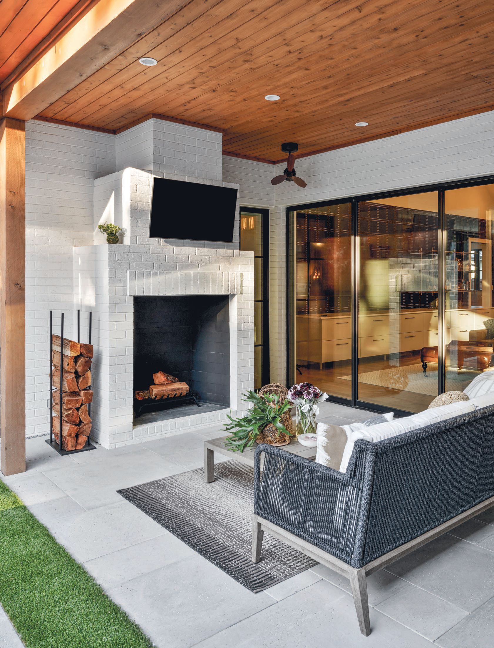 A sleek sitting area in the backyard. PHOTOGRAPHED BY BLAKE VERDOORN